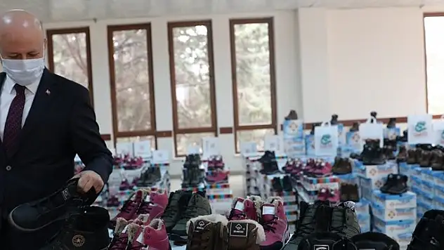 KOCASİNANLI ÇOCUKLARIN SOĞUK KIŞ GÜNÜNDE GÖNÜLLERİ ISINDI