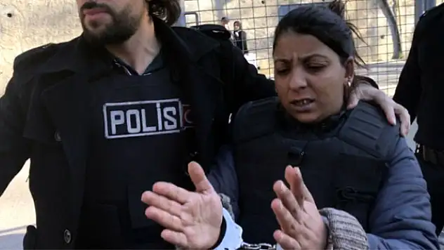 Kocasını 35 Kez Bıçaklayıp Öldürdü, Sonra Polisi Arayıp Teslim Oldu