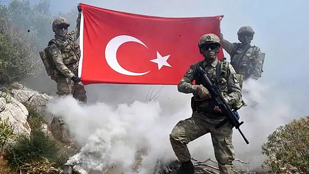 KOMANDOLAR, PKK KAMPINA TÜRK BAYRAĞI DİKTİLER