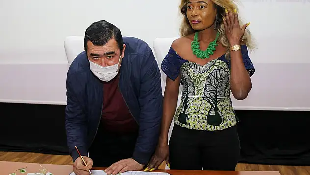 KONGO'LU KAUMBALYNI MÜSLÜMANLIĞI SEÇEREK, EVET DEDİ