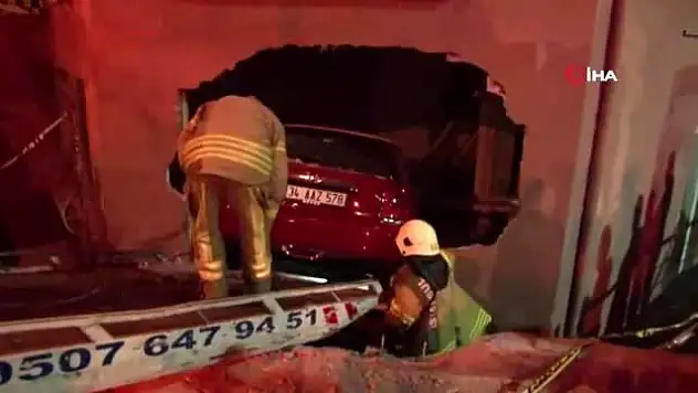 KONTROLDEN ÇIKAN OTOMOBİL BİNA DUVARINI DELDİ
