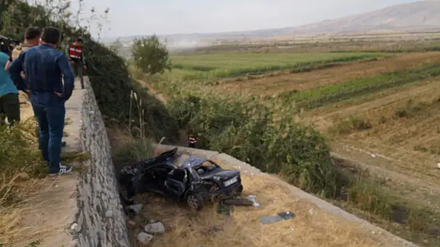KONTROLDEN ÇIKAN OTOMOBİL TAKLA ATTI