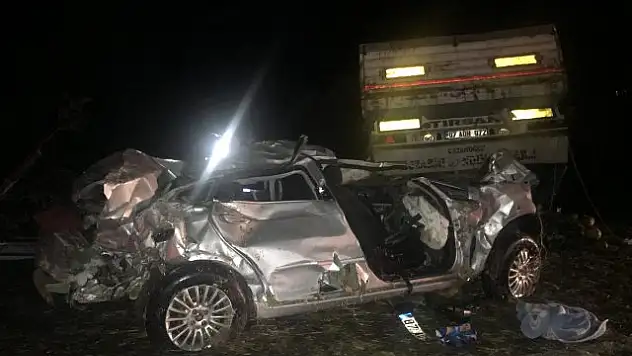 KONTROLDEN ÇIKAN TIR, OTOMOBİLİ UÇURUMA SÜRÜKLEDİ