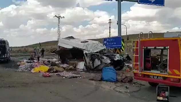 KONYA'DA TARIM İŞÇİLERİNİ TAŞIYAN MİNİBÜS TIRLA ÇARPIŞTI, 6 KİŞİ HAYATINI KAYBETTİ