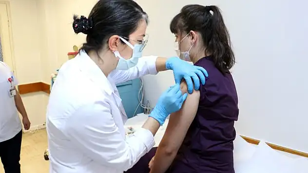 KORONAVİRÜS AŞISINDA İLK GÖNÜLLÜ UYGULAMASINA AİT GÖRÜNTÜLER PAYLAŞILDI
