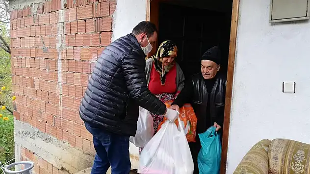 KÖY MUHTARI KAPI KAPI GEZEREK İHTİYAÇLARI KARŞILADI