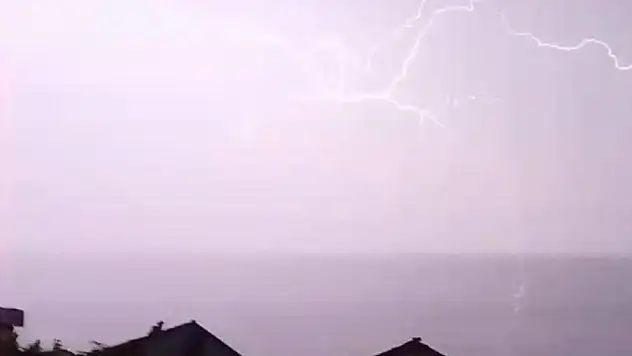 Köye düşen yıldırım korku dolu anlar yaşattı