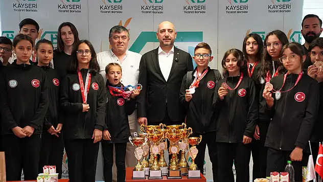 KTB ERVA Spor Okulu sporcularından Başkan Bağlamış'a ziyaret