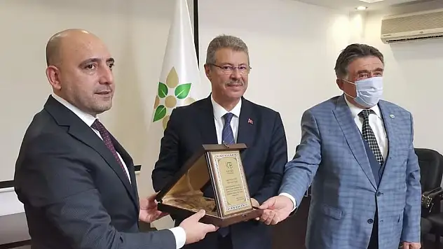 KTB'DEN BAŞKAN AKAY'A MECLİS ŞEREF ÜYELİĞİNİ TEBLİĞ ETTİ
