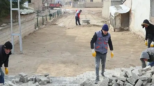 KULPAK MAHALLESİ'NDE 10 BİN METREKARELİK PARKE YAPIMINA BAŞLANDI