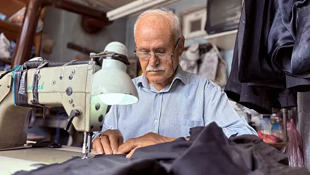 Kumaşa sinen bir ömür: 59 yıllık mesleğini 71 yaşında aşkla sürdürüyor
