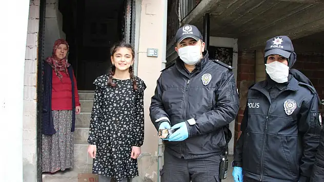KUMBARASINDA BİRİKTİRDİ, BİZ BİZE YETERİZ TÜRKİYEM KAMPANYASINA BAĞIŞLADI