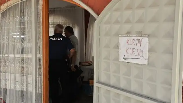 Kur'an Kursuna Giren Hırsızlar Sadaka Paralarını Çalıp İçerde Yemek Yedi!