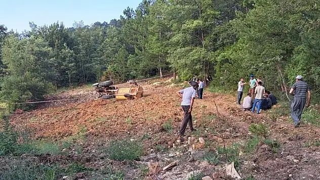 Kütahya'da devrilen traktörün altında kalan çiftçi hayatını kaybetti
