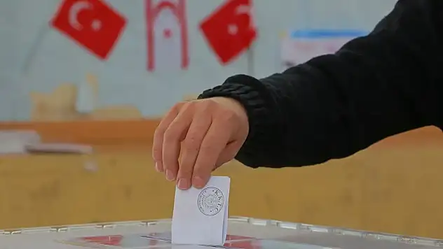 Kuzey Kıbrıs sandık başında: İki devlet mi, federasyon mu?