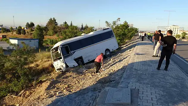 Lastiği patlayan servis aracı şarampole devrildi: 5 yaralı