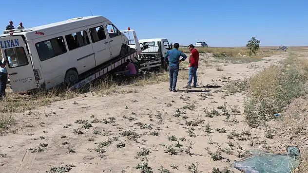 Lastiği patlayan yolcu minibüsü şarampole yuvarlandı: 17 yaralı
