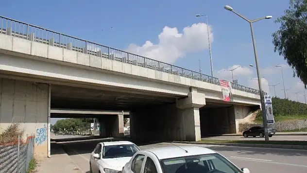 Liseli Kızlar El Ele Tutuşup Otoyol Köprüsünden Ölüme Atladı