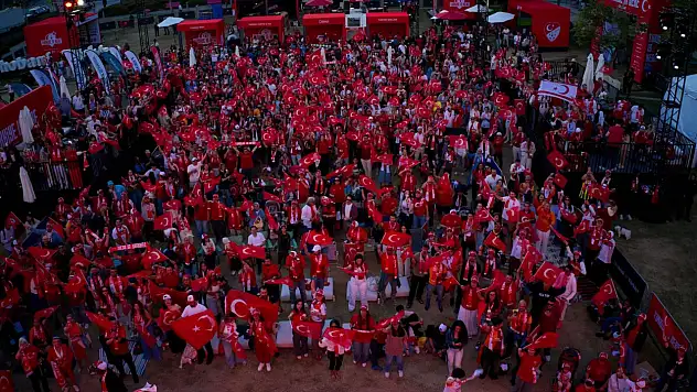 Los Angeles kırmızı-beyaza büründü