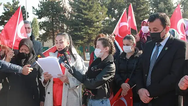 LÜTFÜ TÜRKKAN'A TEPKİLER DİNMİYOR: 'HEPİMİZ KARŞINDAYIZ!'