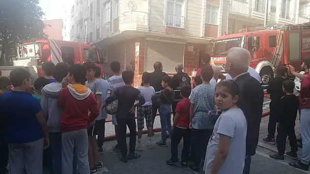 MAHALLELİYİ SOKAĞA DÖKEN YANGIN