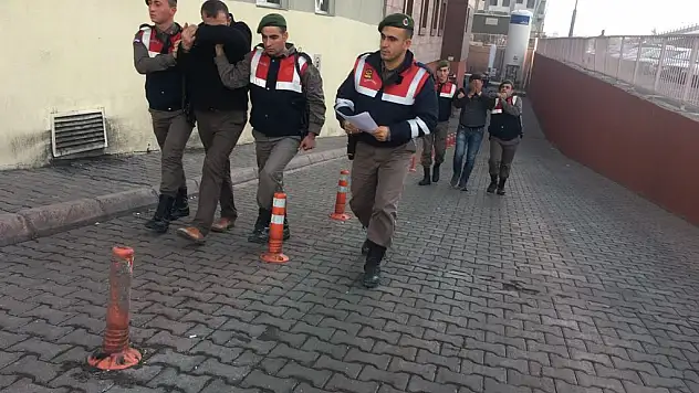 Mahalleyi elektriksiz bırakan hırsızlar yakalandı