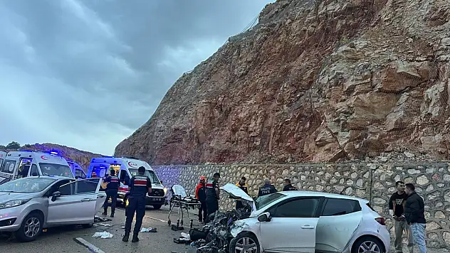 Malatya-Kayseri yolunda iki otomobil kafa kafaya çarpıştı: 8 yaralı