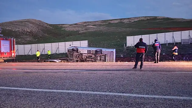 Malatya-Kayseri yolunda taraftarları taşıyan midibüs devrildi: 27 Yaralı