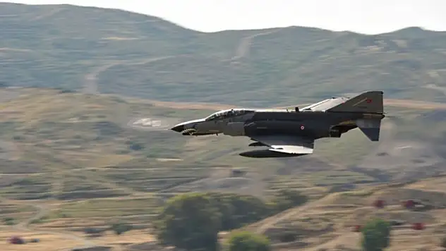 Malatya'da F-4 uçağı arızalandı, pilotlar uçaktan atlayarak kurtuldu