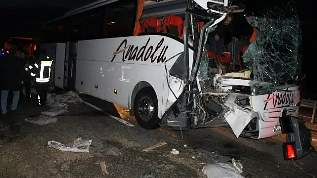 Manisa'da Yolcu Otobüsü TIR'a Çarptı: 2'si Ağır 20 Yaralı