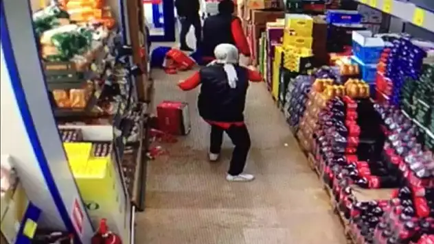 MARKETTE MASKE KAVGASI ÇIKTI!