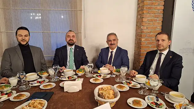 Medya ve siyaset aynı sofrada buluştu