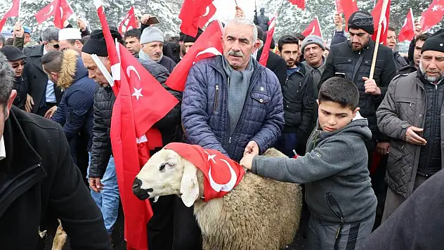 Mehmetçikler için kurban kesildi, dua edildi