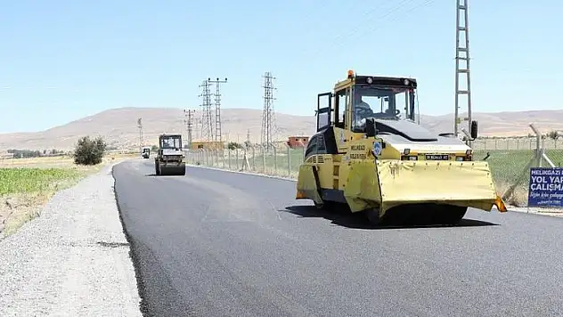 MELİKGAZİ 3 MAHALLENİN KULLANACAĞI KÜÇÜK BÜRÜNGÜZ YOLUNU YENİLEDİ
