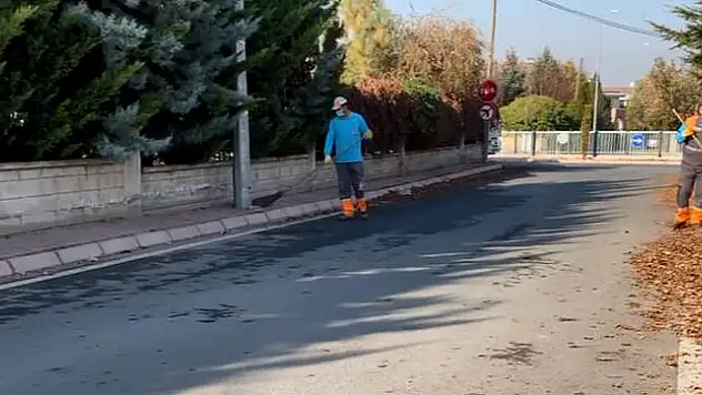 MELİKGAZİ BELEDİYESİ'NDE YERE DÜŞEN YAPRAKLAR GERİ DÖNÜŞÜP GÜBRE OLUYOR