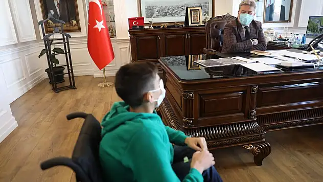 MELİKGAZİ ENGELLİ GENCE TEKERLEKLİ SANDALYE HEDİYE ETTİ