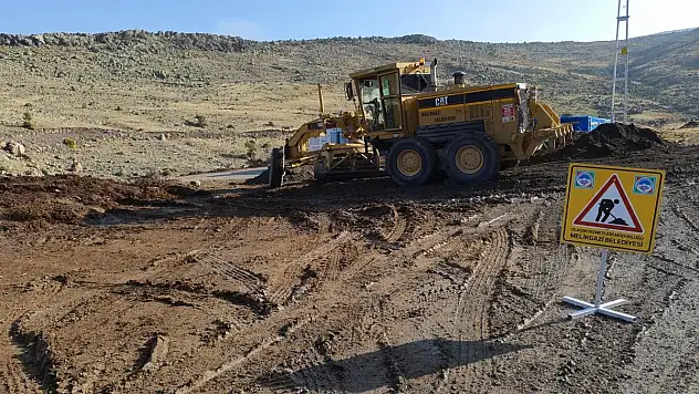 MELİKGAZİ KIRANARDI MAHALLESİNE 2 KİLOMETRE YOL AÇTI
