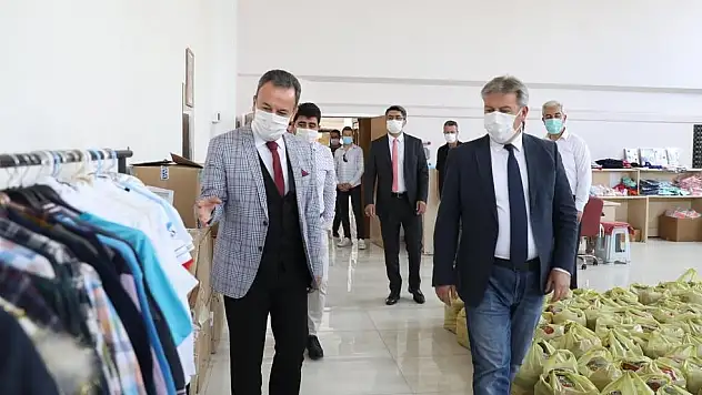 'MELİKGAZİ KIYAFET EVİ' İHTİYAÇ SAHİPLERİNİ GİYDİRMEYE DEVAM EDİYOR