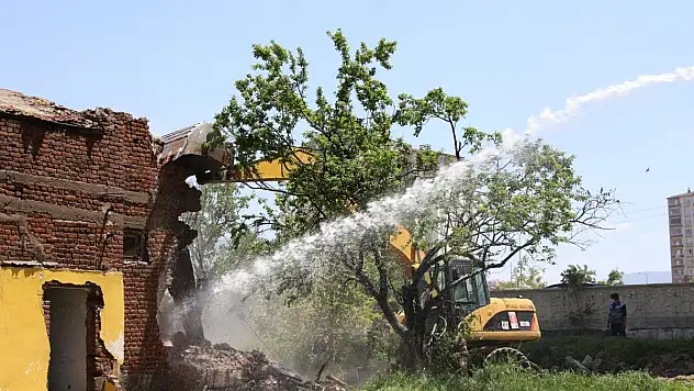 Melikgazi metruk binalardan temizleniyor