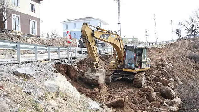MELİKGAZİ YOL GENİŞLETME ÇALIŞMALARINI SÜRDÜRÜYOR