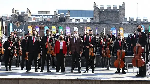 MELİKGAZİ'DE 100. YIL ANISINA İSTİKLAL RUHU TARİHİ KALE'DEN YANKILANDI