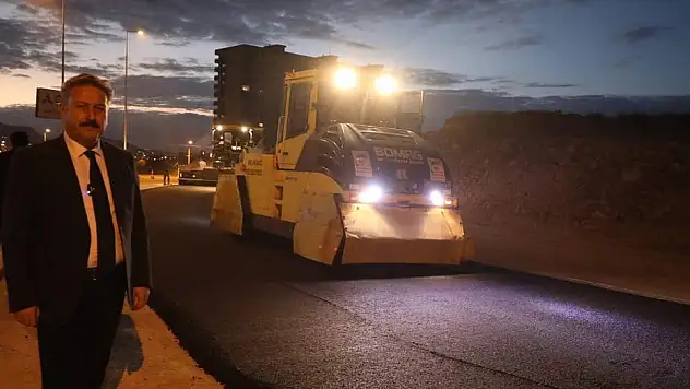MELİKGAZİ'DE GECE ASFALT MESAİSİ