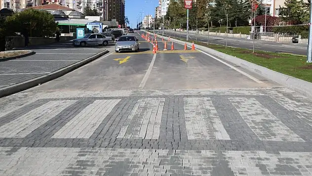 MELİKGAZİ'DE HIZ KESİCİLER İLE ULAŞIMI DAHA GÜVENLİ HALE GETİRİLİYOR