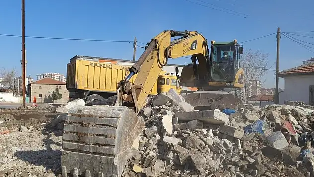 MELİKGAZİ'DE METRUK BİNA YIKIMLARI DEVAM EDİYOR