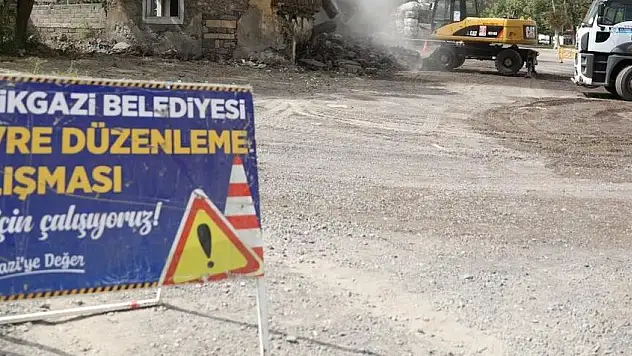 MELİKGAZİ'DE METRUK BİNALAR YIKILIYOR
