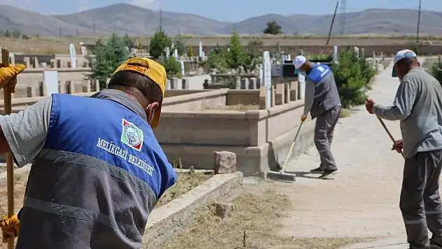MELİKGAZİ'DE MEZARLIKLAR BAYRAMA HAZIR