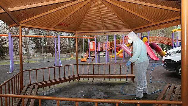 Melikgazi'de okullar ve parklar ilaçlanıyor