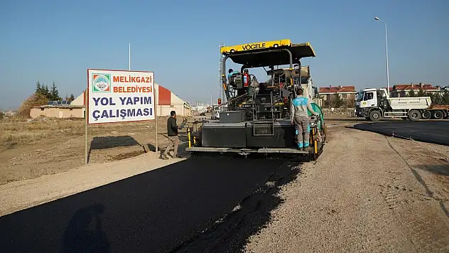 MELİKGAZİ'DE YENİ YOLLAR İLE KONFORLU VE GÜVENLİ ULAŞIM