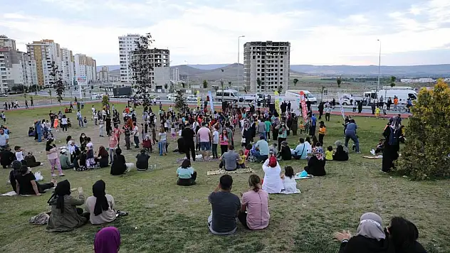 MELİKGAZİ'DEN YAZ AKŞAMLARINA YÖNELİK PARKLARDA AÇIK HAVA KONSERİ