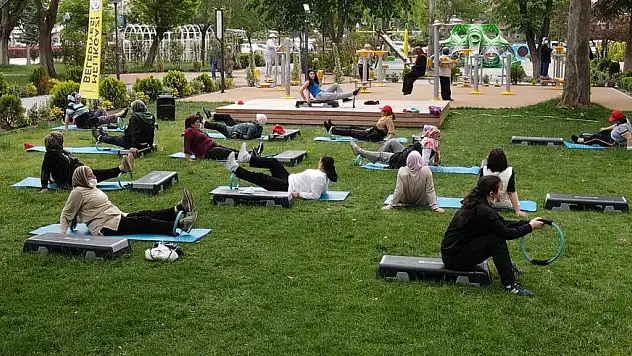 MELİKGAZİ'NİN PARKLARINDA SABAH SPORU BAŞLADI